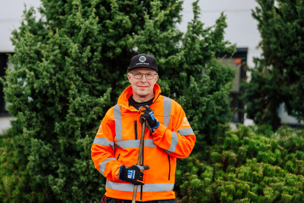 Kiinteistöhuolto pitää sisällään ulkoalueista huolehtimisen. Kuvassa Puutarhuri Heikki Jansson.